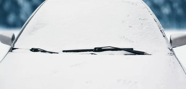 Voiture gelée couverte de neige dans la journée d'hiver, vue fenêtre avant windshi — Photo