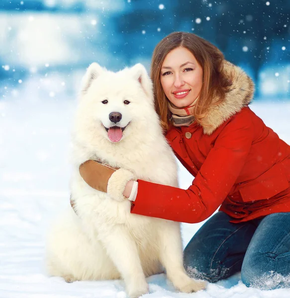 Christmas porträtt glada leende kvinna med vita samojedvalpar hund på — Stockfoto