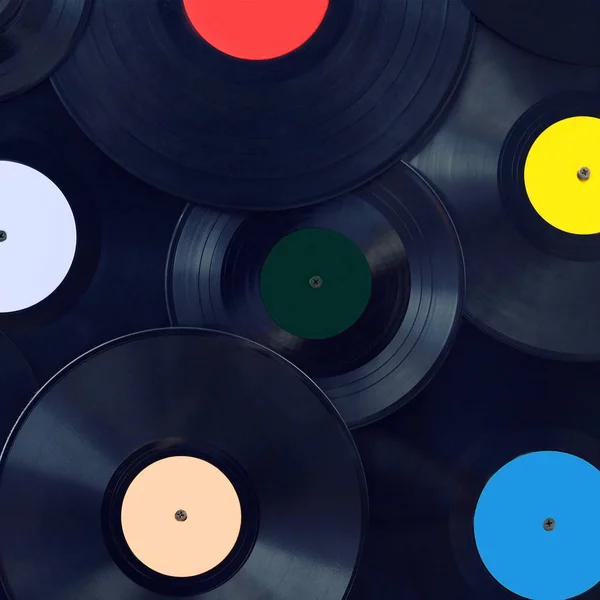 Музичний фон ретро вінілові диски крупним планом, звук і диско-кон — стокове фото