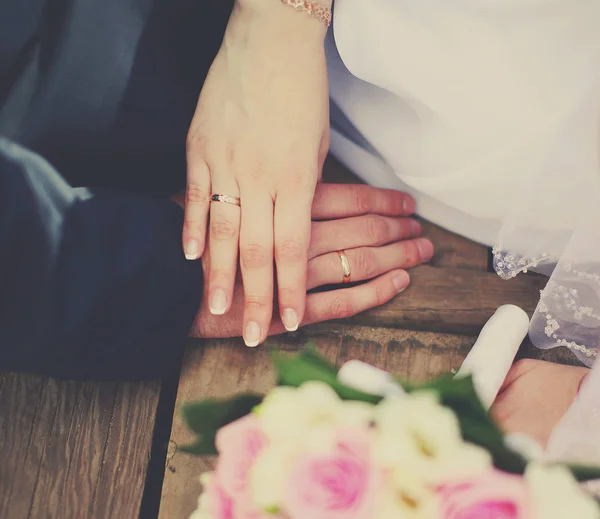 Ślub pary młodej i pana młodego, razem trzymając się za ręce z pierścieniami — Zdjęcie stockowe