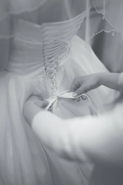 Vestido de noiva de volta, noiva preparação, espartilho e arco — Fotografia de Stock