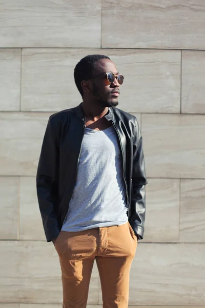 Fashion african man wearing a sunglasses and black rock leather — Stock Photo, Image