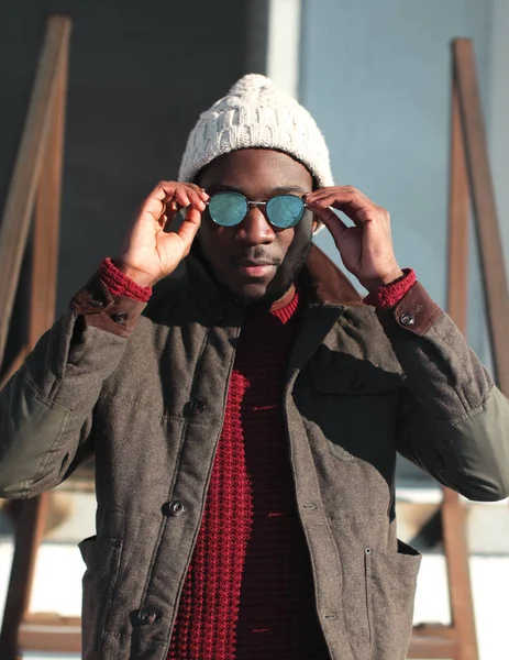 Retrato de moda homem africano usando um chapéu de malha e sunglasse — Fotografia de Stock