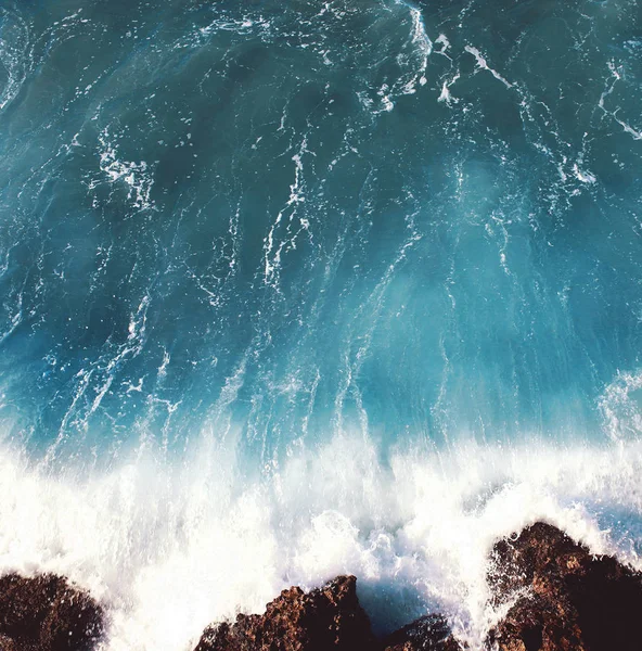 Fondo paisaje marino, agua con olas y rocas, copia vacía — Foto de Stock