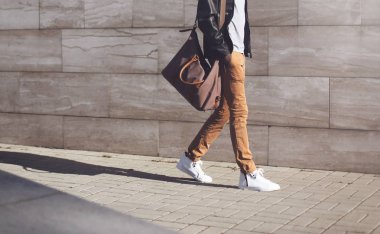 Moda çanta walkin ile siyah kaya deri ceketli Afrikalı adamı