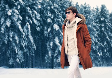 Moda portre yakışıklı şık erkek ceket ve mamulleri