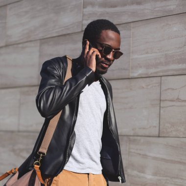 Smartpho üzerinde konuşan portre moda kendine güvenen genç Afrika adam