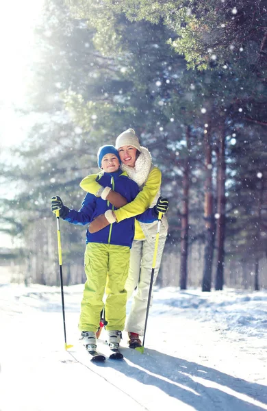 Aile sağlıklı yaşam! Git anne ve oğlu çocuk Kayak — Stok fotoğraf