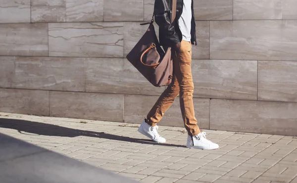 Moda çanta walkin ile siyah kaya deri ceketli Afrikalı adamı — Stok fotoğraf