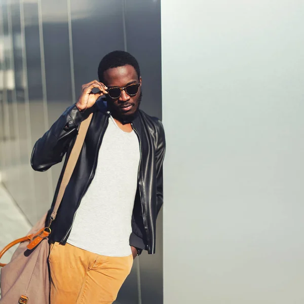 Moda hombre africano modelo posando con gafas de sol y negro —  Fotos de Stock