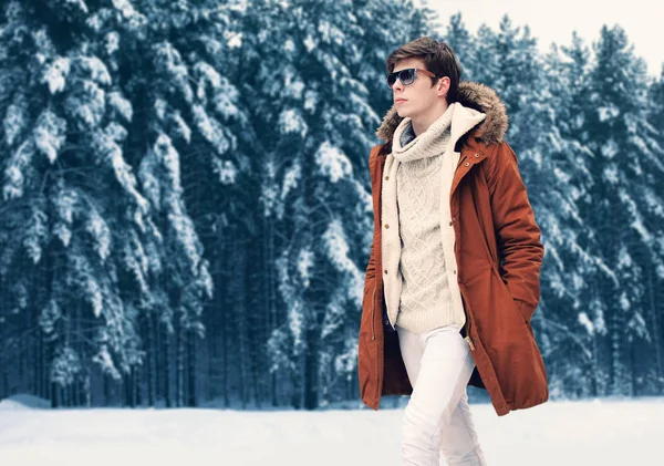 Mode porträtt snygg elegant man bär jacka och stickat — Stockfoto