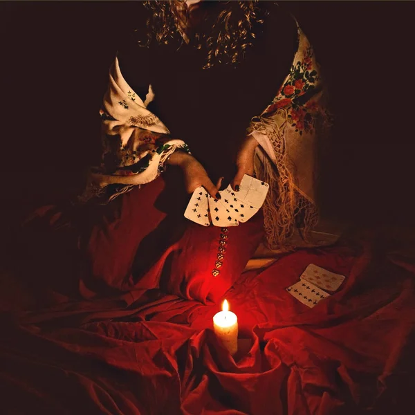 Fortune teller vê no futuro, jogando suas cartas de tarô em — Fotografia de Stock