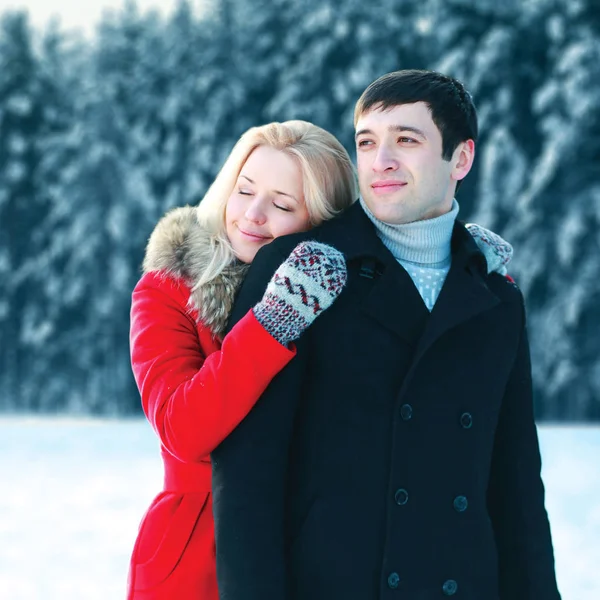 Retrato feliz amoroso joven pareja abrazándose en invierno día sobre sn —  Fotos de Stock