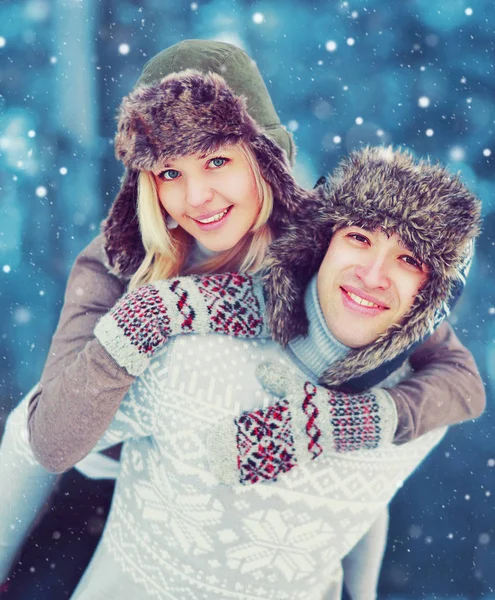 Retrato feliz sonriente joven pareja en invierno día divertirse, ma — Foto de Stock