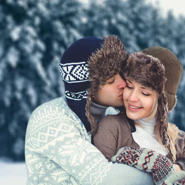 Retrato feliz jovem casal apaixonado no dia de inverno, homem gentil ki — Fotografia de Stock
