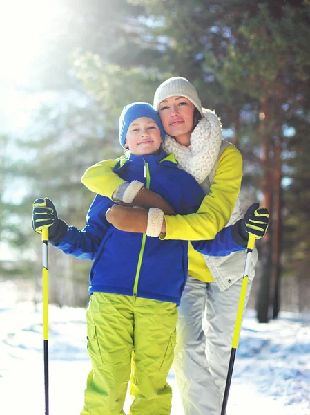 家族冬ヘルシー!母と息子の子はスキーに行く — ストック写真