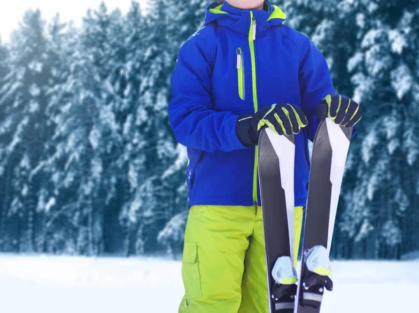 Esquiador de inverno adolescente desportista em sportswear com pé de esqui — Fotografia de Stock