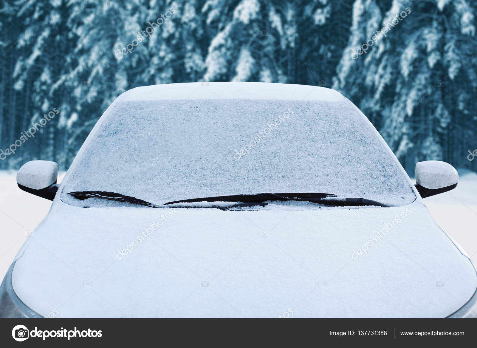Gefrorene Winter Auto bedeckt Schnee, Blick Frontscheibe und -  Stockfotografie: lizenzfreie Fotos © Guas 137731388