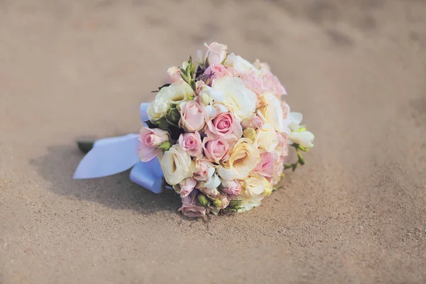 Beau bouquet de mariage vintage fleurs roses sur la plage de sable — Photo