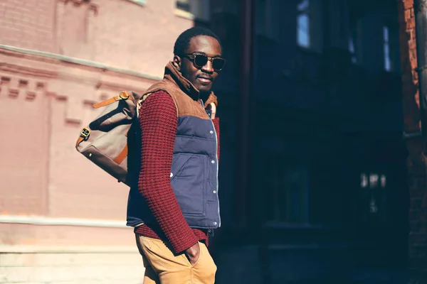 Moda retrato elegante homem africano vestindo saco na cidade da noite — Fotografia de Stock