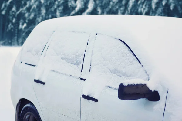 Заморожений автомобіль покрив сніг в зимовий день, вид збоку вікно на снігу — стокове фото
