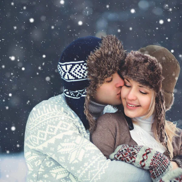 Portrait heureux jeune couple amoureux au jour d'hiver, homme doux ki — Photo