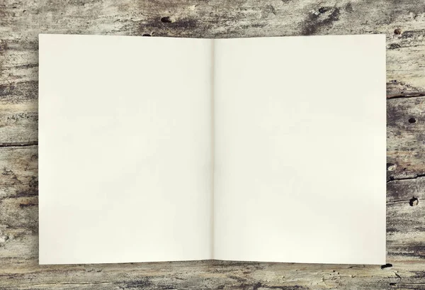 Pagina di sfondo vuota del libro sul tavolo di legno — Foto Stock