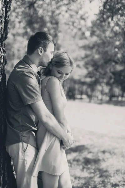 Feliz joven pareja en el amor, hombre abrazando a la mujer, retro negro y w — Foto de Stock