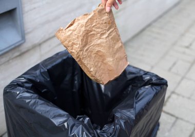 El bir kesekağıdı Caddesi üzerinde çöpe atma