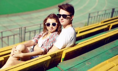 Genç çift sevgi, adam ve kız oturma şehir s sarılma.