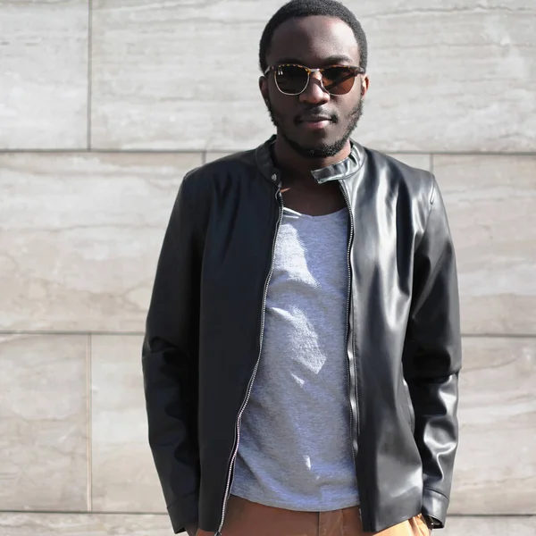 Fashion african man wearing a sunglasses, black rock leather jac — Stock Photo, Image