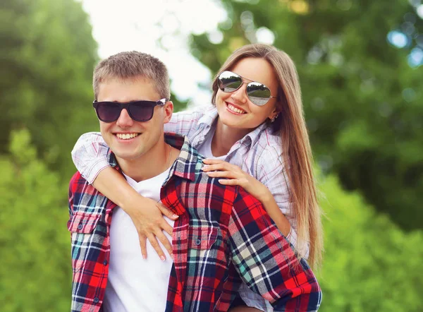 Feliz doce sorrindo casal em óculos de sol abraçando se divertindo toge — Fotografia de Stock