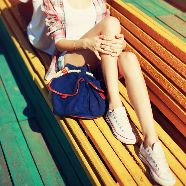 Mladá dívka spočívající v městském parku na lavičce, krásné štíhlé fema — Stock fotografie