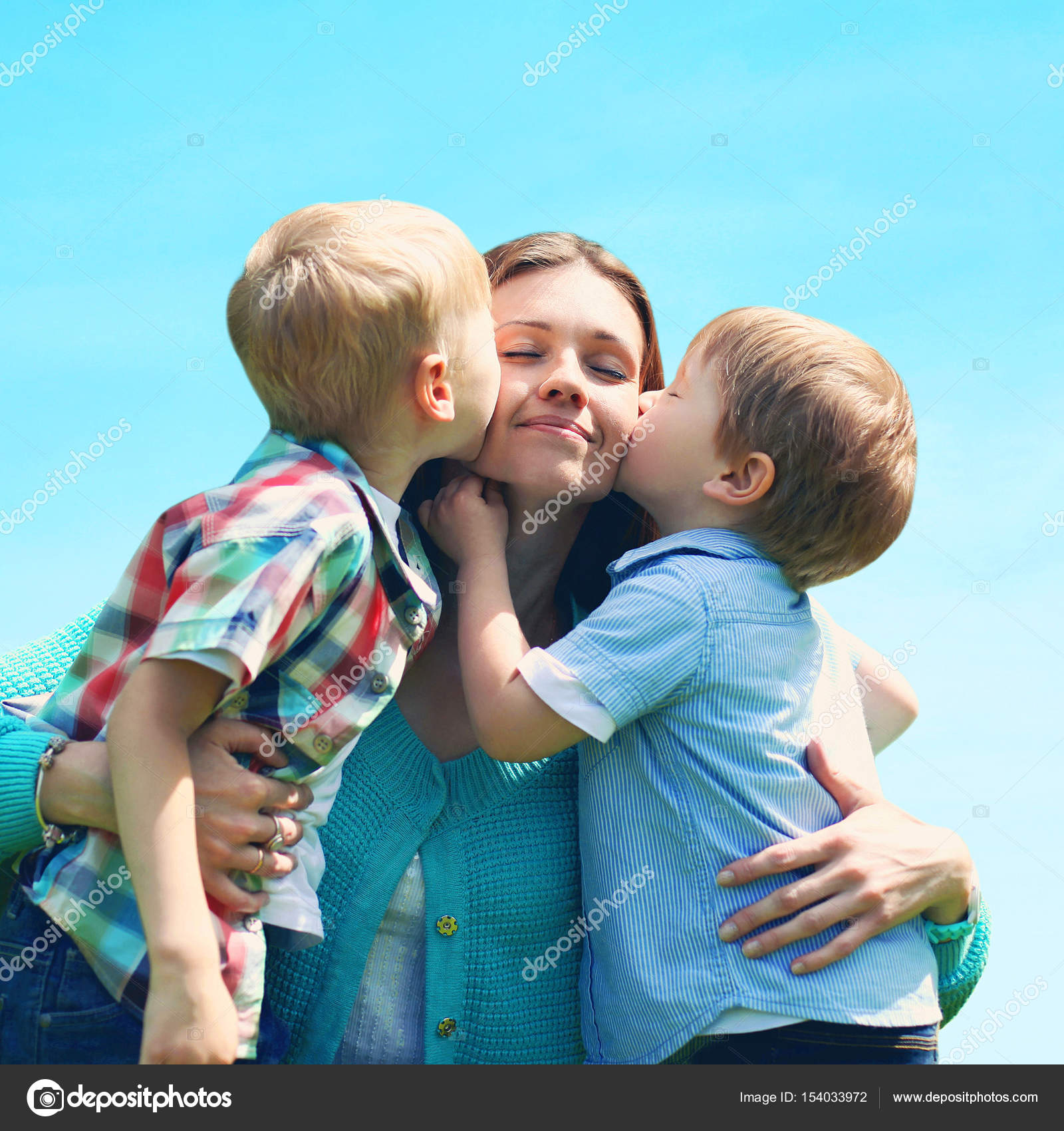 Два сына т маму. Фото мама и два сына. Два сына т маму. Фотосессия мама и два сына. Счастливая мама с ребенком.