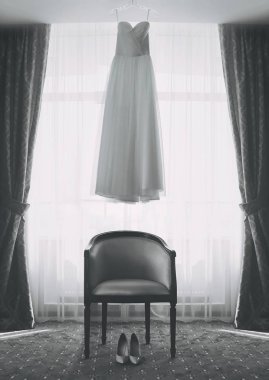 Düğün Oda sandalyede gelin, elbise ve ayakkabı topuklu