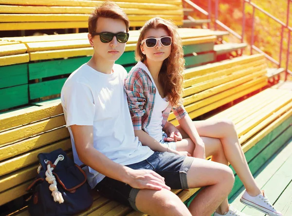 Fashion young couple teenagers are resting in the city on the be — Stock Photo, Image