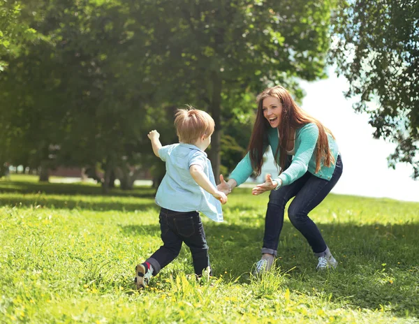 Gelukkige familie! Moeder met zoon kind spelen samen plezier — Stockfoto
