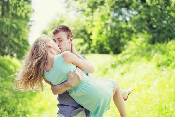 Счастливая молодая сладкая пара целуется, влюбленные мужчина и женщина, он h — стоковое фото