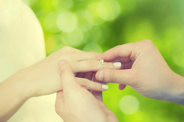 Amor, compromiso y el concepto de la boda - mano masculina y femenina con —  Fotos de Stock