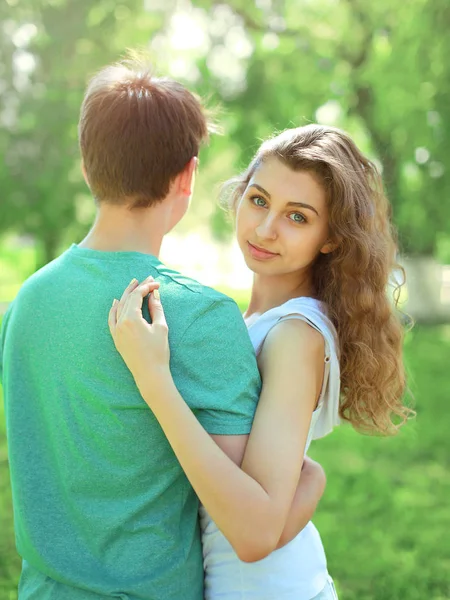 Portre genç çift gençler, kız ve erkek arkadaşı ben sarılma — Stok fotoğraf