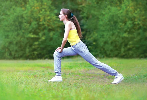 Esporte, fitness e ioga conceito - mulher desportista está fazendo stret — Fotografia de Stock