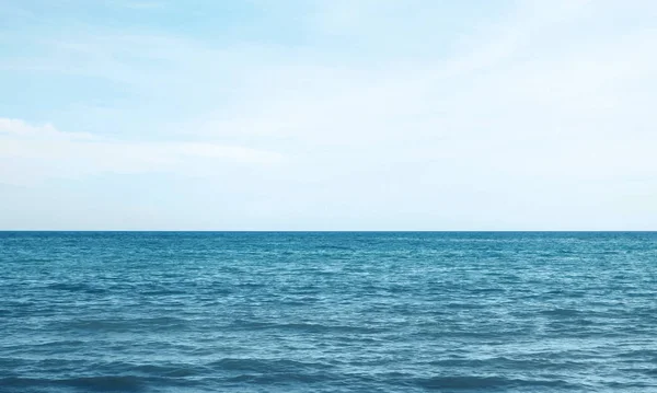 Отдых, путешествия и фоновая концепция - синее море или океан с — стоковое фото