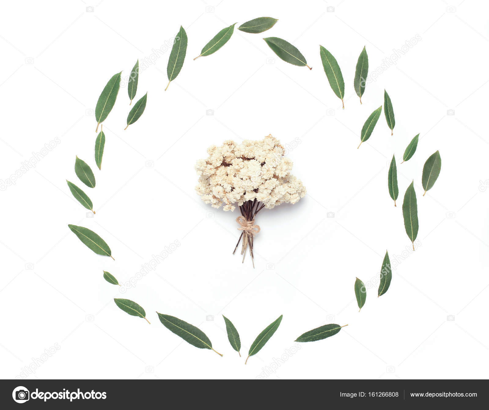 Feuilles Vertes Et Décoratif Petit Bouquet De Fleurs Séchées