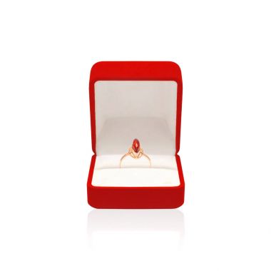 Beyaz bir arka plan üzerinde izole kırmızı kutusunda Amber altın yüzük