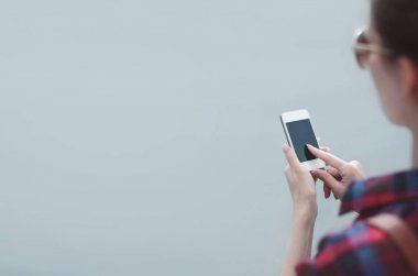 Smartphone, açık havada, parmak için gösterilen eller kullanan kadın 