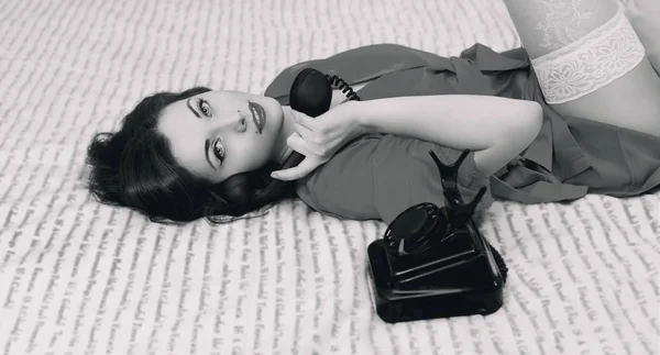 Schöne brünette Frau am Bett in einer Dessous mit einem Vintage — Stockfoto