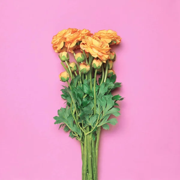 Ramo de rosas amarillas flores sobre fondo rosa —  Fotos de Stock