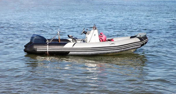 Boş lastik Motorlu tekne su arka plan üzerinde duruyor