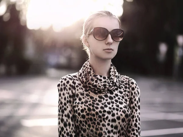 Fashion lady woman wearing a leopard dress with sunglasses at ev — Stock Photo, Image