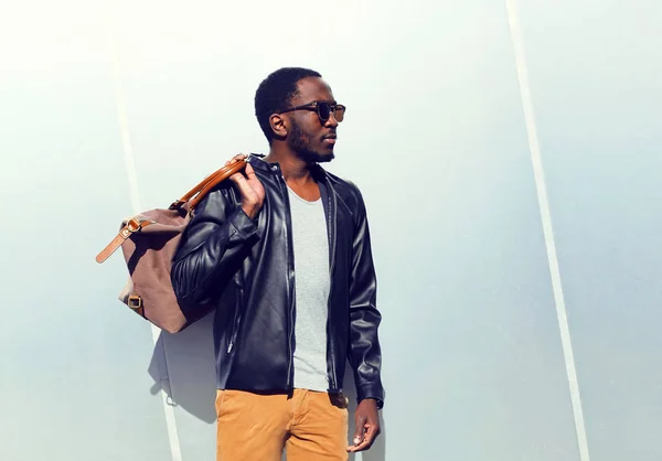 Fashion portrait confident african man with a bag in the city on — Stock Photo, Image